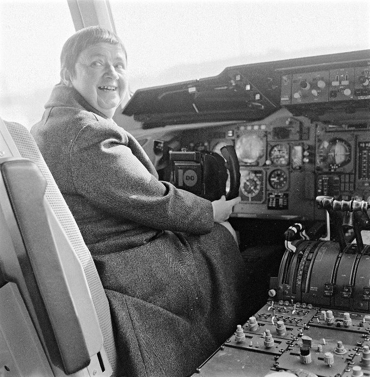 Gertrud Spiess sitzt am Steuer einer DC-10. Schwarz-Weiss-Bild 