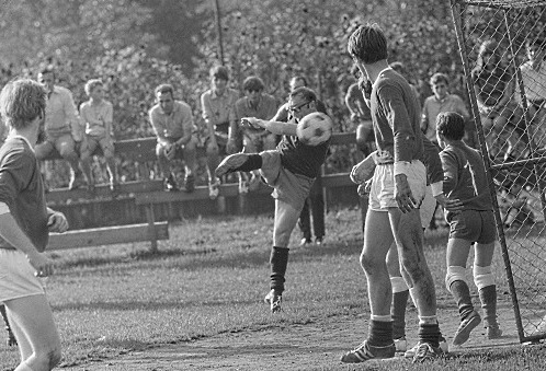 Schwarz-Weiss Bild: Grossrat zielt auf Tor, um ihn herum mehrere Jugendliche, die verteidigen.