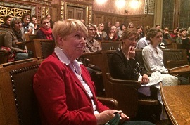 Referentin Christine Heuss sitzt in den Bänken des Grossratssaals