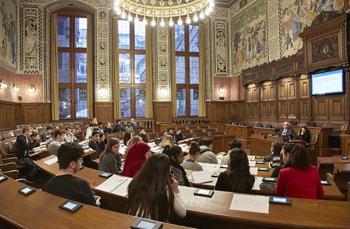 Ca. 40 Schülerinnen und Schüler sitzen in den Bänken des Grossratssaals.