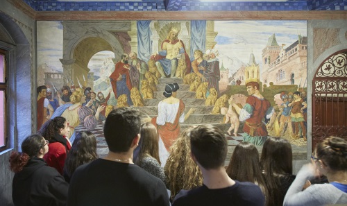 Mehrere Schüler stehen vor dem grossen Gerechtigkeits-Wandbild im Rathaus.