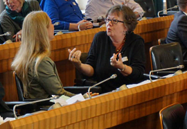 Die Grossrätinnen Beatrice Isler und Katja Christ machen eine Sprechübung.