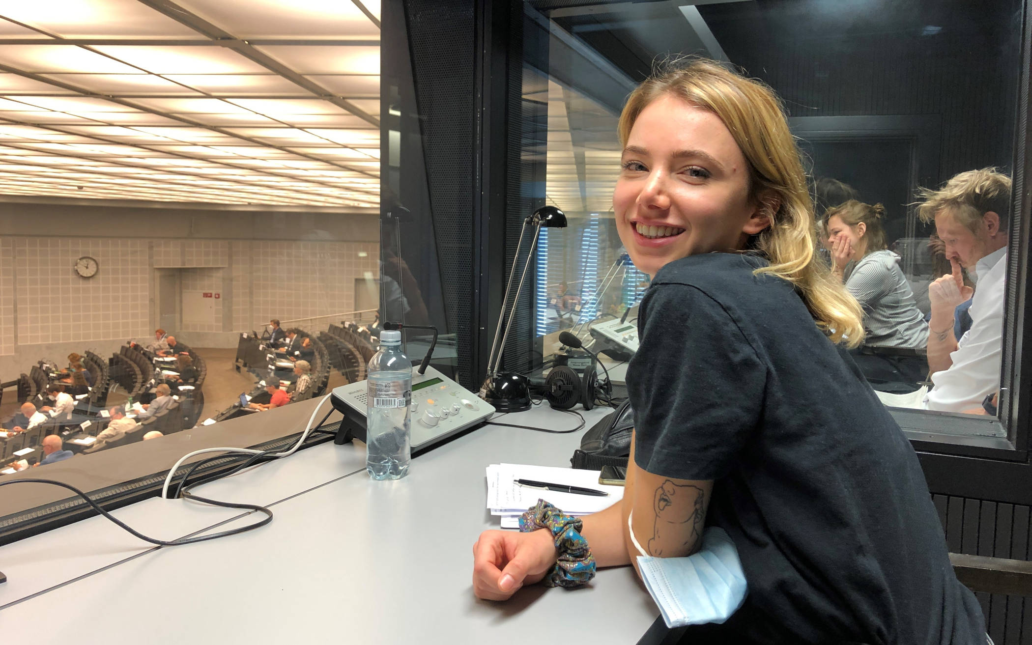 Volontärin Julia Brogli beobachtet das Ratsgeschehen von der Dolmetscherkabine des Kongresszentrums aus (pandemiebedingter Sitzungsort)