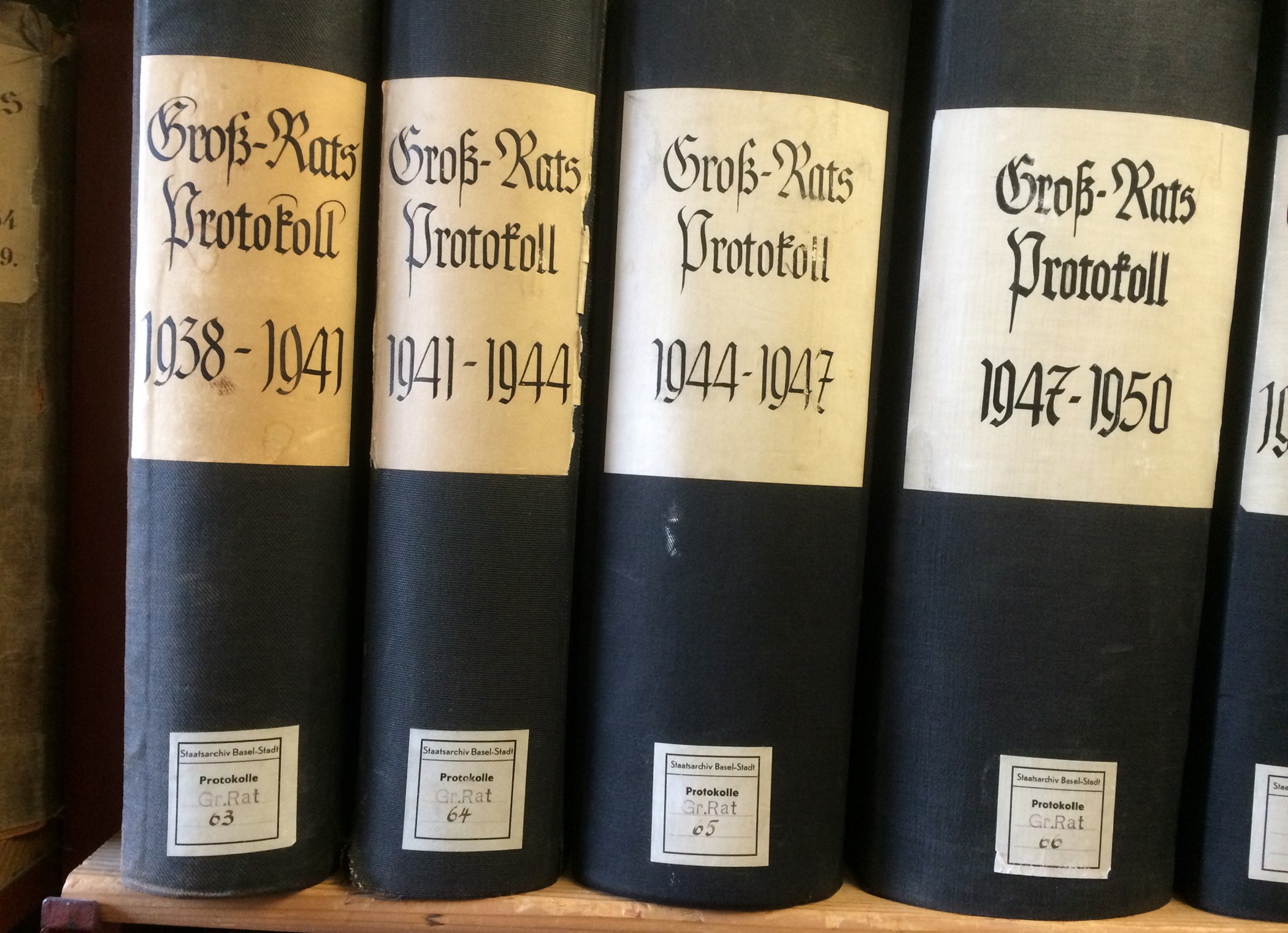 Schwarze dicke Grossratsprotokolle der 1940er Jahre, mit schwungvoller Schrift angeschrieben.