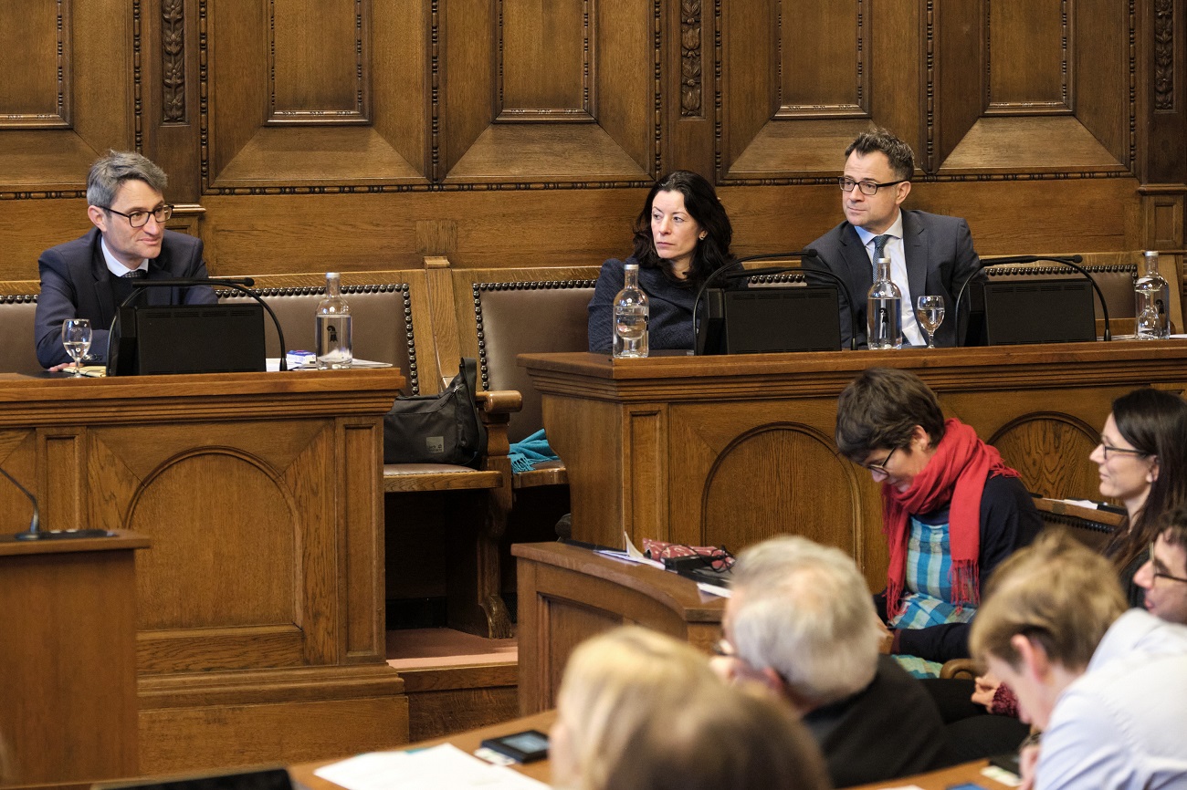 Die Regierungsmitglieder Lukas Engelberger, Tanja Soland und Kaspar Sutter sitzen auf ihren Sitzen im Grossratssaal. Regierungsrat Engelberger beantwortet eine Frage aus dem Parlament.