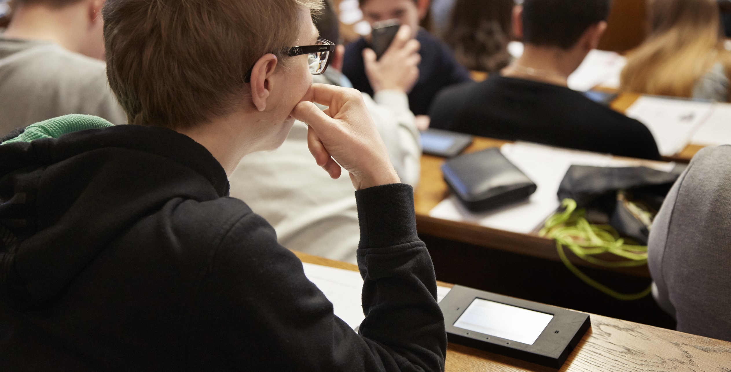 Ein Schüler vor dem Abstimmungsgerät.