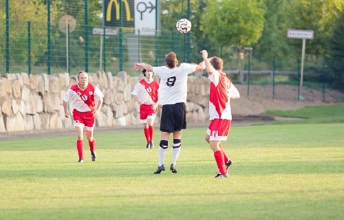 FC Landrat beim Versuch den Ball zurück zu gewinnen